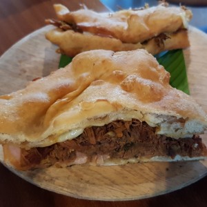 Sandwich de Ropa Vieja en Hojaldra