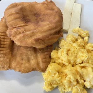 Hojaldre, huevos revueltos y queso blanco