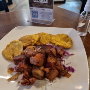 puerco con patacones