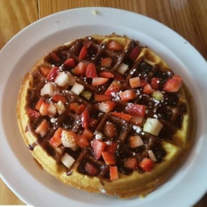 waffles con fresas y nutella