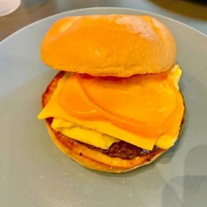 A.M. Sandwich (Sausage, Huevo, Queso Cheddar, Aioli de Achiote y Pan Brioche)