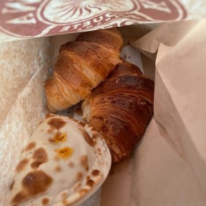 Croissants de Mantequilla y Empanada de Carne Picante