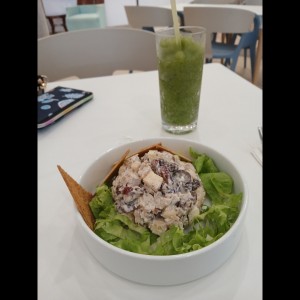 Ensaladas - Waldorf con Pollo, Limonada Hierbabuena. 