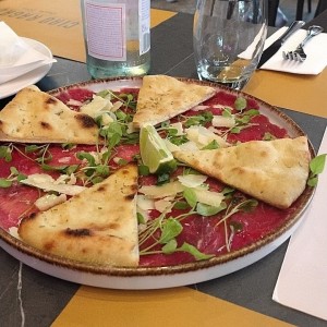 Carpaccio de Manzo con Rucola e Scaglie di Grana