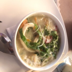 sopa mixta de mariscos y fideos