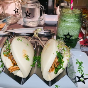 baos de pollo con limonada de hierva buena