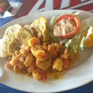 camarones al ajillo con patacones