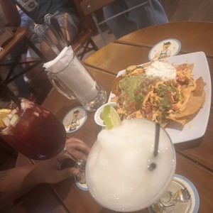 Nachos , sangria y margarita