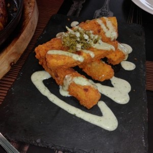 Yuca frita en salsa chimichurri