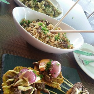 arroz con marisco chufas de res y patacones con lomo 