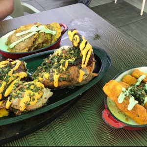 Pollo estilo peruano con yuca y chimichurri 