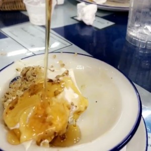 yogurt griego con miel y almendras trituradas
