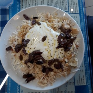 ladopsomo con pollo, satziki y aceitunas