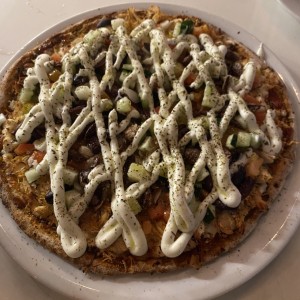 Pizza con saltziqui queso feta y pollo