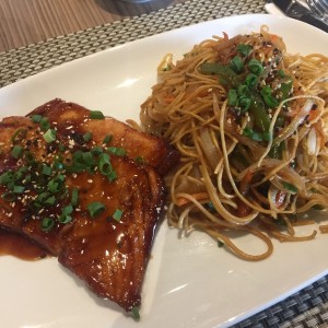 Tepan de salmon con pasta sobe 