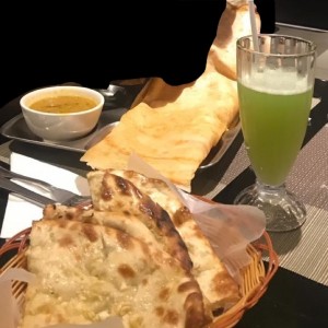 Sambar, masala dosa, limonada con hierbabuena, garlic naan.