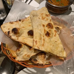 Garlic Naan. pan de ajo. super bueno