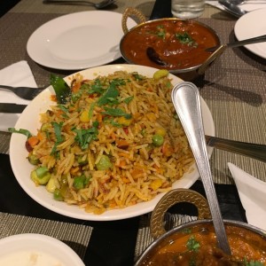 Dum Ka Baingan Bhartha. Arroz con vegetales y yogurt