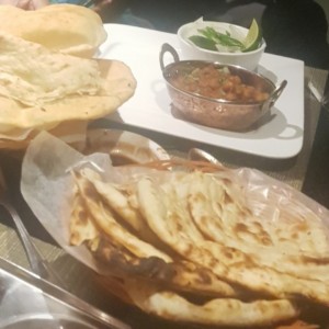 INDIAN BREADS - GARLIC NAAN / chaara