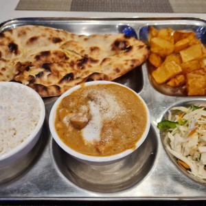 CHICKEN KORMA con Arroz Basmati, Naan (pan tipo hojadra) papas fritas y ensalada de repollo