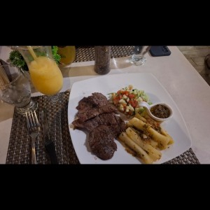 filete de carne con yuca al mojo
