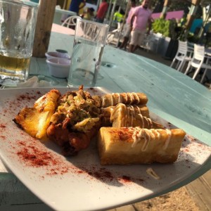 A sus ojos  el plato sin sabor y el Tronco de yuca. 