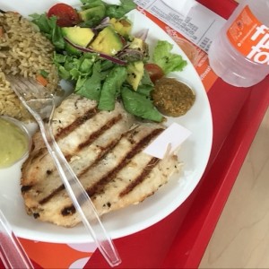 Pollo a la plancha con arroz y ensalada
