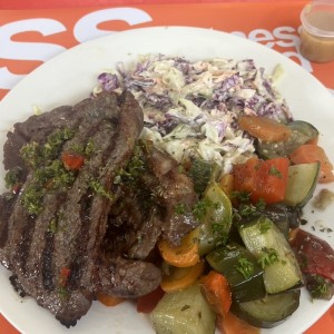 Punta grill con vegetales salteados y ensalda rayada