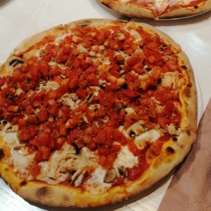 pizza de pollo, hongos y tomate