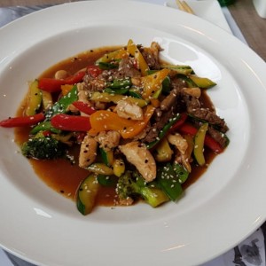 Yasay Mix, lomito, pollo y vegetales