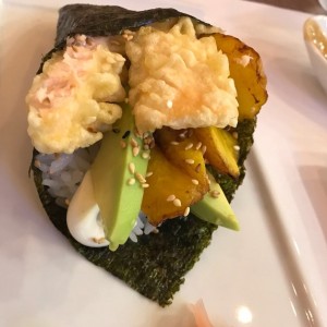 temaki con salmon tempura