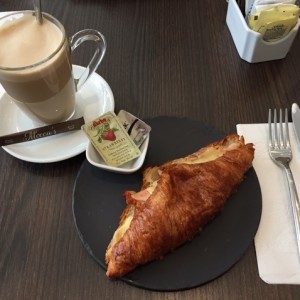 Desayunos - Croissant Plain
