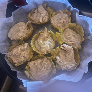 Patacones rellenos con pollo