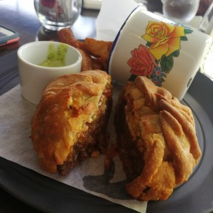 hamburguesa del burguer week , que debieron dejar hecha con hojaldre