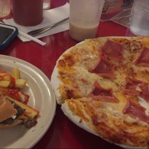 hamburguesa de la casa y pizza de jamon 