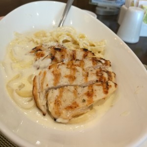 Fettuccine en salsa blanca con pollo