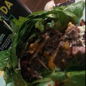 Sin pan, pide tu burger envuelta en lechuga