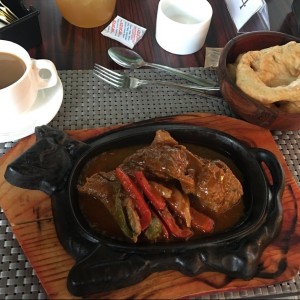 Bistec encebollado con hojaldre