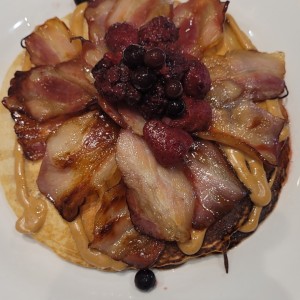 pancakes frutos rojos y tocino