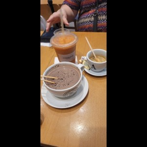 Mocachino, expreso doble y smoothie papayas