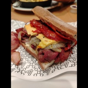 Emparedado pastrami con extra cantimpalo