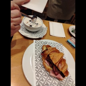 Avena chica y croissant 