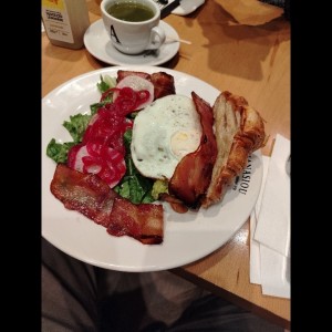 Avocado croissant huevo frito 
