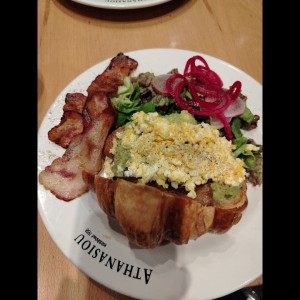 Avocado croissant huevo revuelto 
