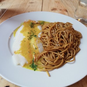 Pasta integral, pescado al vapor en salsa al curri 