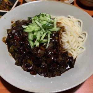 Pasta de arroz con puerco en salsa de frijoles