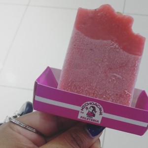 paleta de Fresa rellena de leche condensada