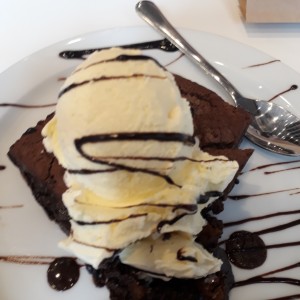 brownie con helado