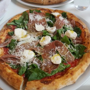 Pizza de Arugula y Prosciuto Crudo