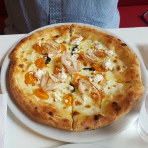 Pizza de tomate amarillo y bacon